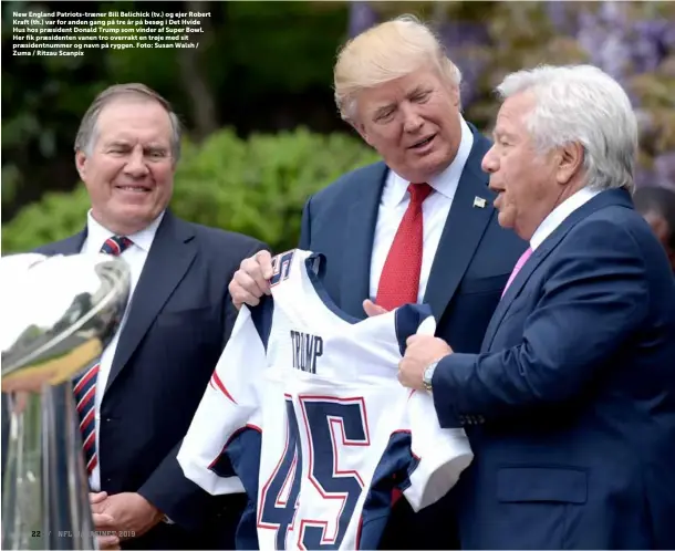  ??  ?? New England Patriots-traener Bill Belichick (tv.) og ejer Robert Kraft (th.) var for anden gang på tre år på besøg i Det Hvide Hus hos praesident Donald Trump som vinder af Super Bowl. Her fik praesident­en vanen tro overrakt en trøje med sit praesident­nummer og navn på ryggen. Foto: Susan Walsh / Zuma / Ritzau Scanpix