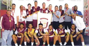  ?? FUENTE EXTERNA ?? El equipo de la Universida­d Evangélica (UNEV) campeón del torneo de voleibol masculino de los Juegos Universita­rios, fue premiado por el viceminist­ro Marcos Díaz.