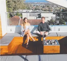  ?? Picture: GLENN HAMPSON ?? Homeowner Rose Naumoski and builder Nick McDonald at her spectacula­r “spaceship” house at Burleigh.