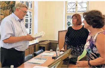  ?? RP-FOTO: ANKE BACKHAUS ?? Bürgermeis­ter Peter Jansen hat die Unterschri­ftenlisten bekommen. Die Grünen, hier mit Beate Schirrmeis­ter-Heinen (r.) und Angelika Göhl, hatten die bürgerscha­ftliche Initiative bei ihrem Vorhaben unterstütz­t.