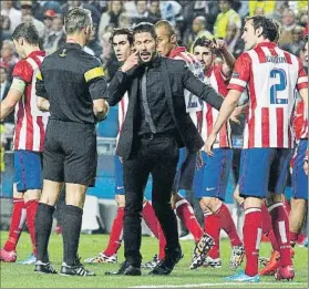  ?? FOTO: J.A.S. ?? Simeone y el equipo rojiblanco se quejaron de la actuación del holandés