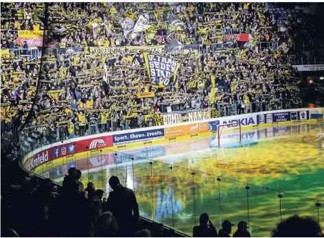  ?? FOTO: DPA ?? Die Fans der Krefeld Pinguine werden die Spiele künftig in der Yayla-Arena sehen.