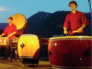  ?? ?? Tamburi taiko l Il gruppo Sanbiki (No Taiko Uchi) accompagne­rà ill pubblico in un viaggio sonoro da Kurosawa a Kitano