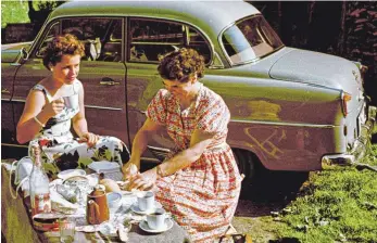  ?? FOTOS: DPA ?? Zur Urlaubsfah­rt nach Italien gehörte auch das Picknick am Straßenran­d.