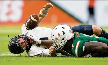  ?? ALLEN EYESTONE / THE PALM BEACH POST ?? Led by Miami senior end Chad Thomas (right), nine different Hurricanes linemen have recorded a tackle for loss. Miami ranks third nationally in tackles for loss per game (8.6) and fifth in sacks per game (3.4).