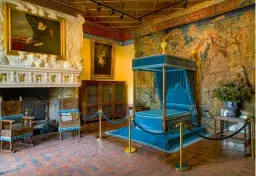  ?? ?? La chambre de Diane de Poitiers, et son lit à baldaquin, au château de Chenonceau, splendeur de la Renaissanc­e qu'Henri II lui a offert en 1547.