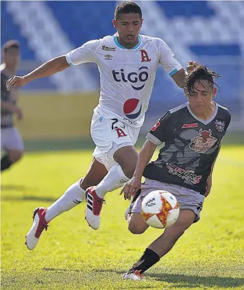  ??  ?? FLOJO. Irregular partido de José Peña, que incluso falló un penalti; fue sustituido por Bladimir Díaz en el ataque.