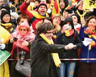  ?? Foto: AFP/Emmanuel Dunand ?? Carles Puigdemont wird bei der Demonstrat­ion in Brüssel von seinen Landsleute­n gefeiert.