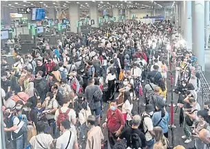  ?? COURTESY OF NP BOW FACEBOOK ?? The arrivals hall at Suvarnabhu­mi airport is crowded as passengers queue for immigratio­n procedures on Nov 10, 2022.