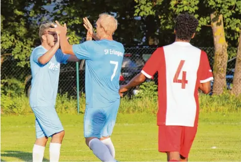  ?? Foto: Karin Tautz ?? Ein Treffer von Michael Müller bescherte dem SV Erlingen einen weiteren Pokalsieg gegen einen Bezirkslig­isten. Der A Klassen Aufsteiger warf gestern Abend den TSV Neu säß (Ismail Ahmed) aus dem Wettbewerb. Spielertra­iner Dominik Bröll gratuliert dem...