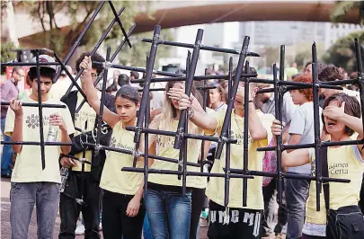  ??  ?? Manifestan­tes se reuniram no Vale do Anhangabaú para protestar contra a redução da maioridade penal