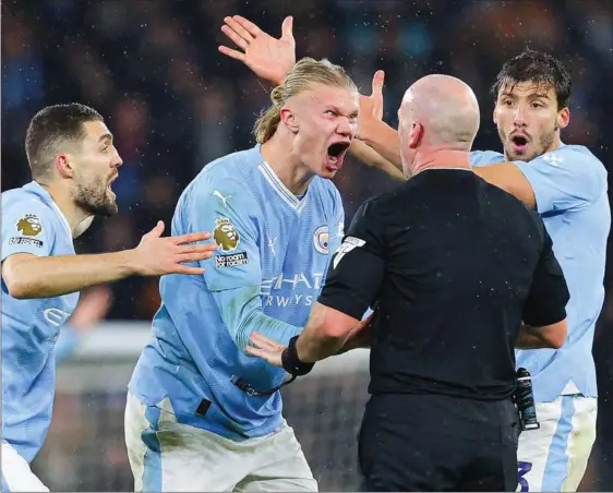  ?? FOTO: GETTY IMAGES ?? Erling Haaland er mildt sagt utilfreds med dommer Simon Hooper som overser en fordel til Jack Grealish i kampen mod Tottenham.