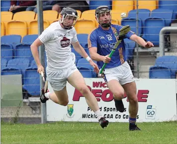  ??  ?? Wicklow’s Mikey Lee on the attack against Kildare in Joule Park Aughrim. Photos: Joe Byrne