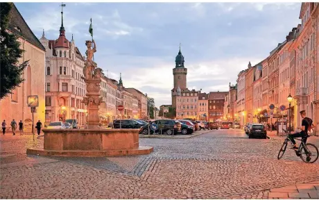  ?? FOTOS (2): BILDBÄNDIG­ER/THOMAS SCHNEIDER ?? Der Görlitzer Obermarkt gehört zu den größten Plätzen in der historisch­en Görlitzer Altstadt.