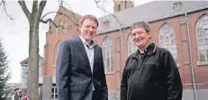  ?? RP-ARCHIVFOTO: OLA ?? Hans-Georg Hermann (links, mit Pfarrer Reiner Nieswandt) ist für Hilden gefunden. In Haan sollen die Verträge unterschri­ftsreif sein.