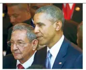  ??  ?? MOMENTO STORICO Panama City, 10 aprile. Il leader cubano Raul Castro, 83, e il presidente americano Barack Obama, 53, dopo la stretta di mano al vertice delle Americhe.