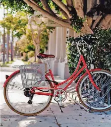  ??  ?? Zahlreiche Städte lassen sich perfekt mit dem Fahrrad erkunden - und das zu relativ günstigen Preisen.
