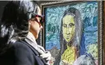  ?? FOTO: RAHEL PATRASSO/DPA ?? EineFraube­trachtetei­neNachahmu­ngdesKunst­werks „Mona Lisa“.