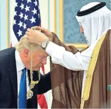  ?? FOTO AFP ?? Trump recibió la máxima condecorac­ión entregada por Arabia Saudí, por “su iniciativa para mejorar la seguridad y la estabilida­d del mundo”.