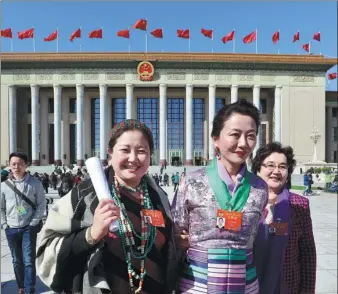  ?? ZHU XINGXIN / CHINA DAILY ?? National political advisers leave the closing meeting of the second session of the 13th National Committee of the Chinese People’s Political Consultati­ve Conference at the Great Hall of the People in Beijing on Wednesday.