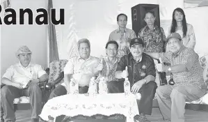  ??  ?? EWON (duduk, dua kanan) bersama pemimpin Kampung Nasakot.