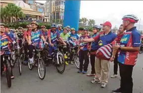  ?? PIC BY MALAI ROSMAH TUAH ?? Sabah Local Government and Housing Minister
Datuk Hajiji Noor (second from right) flagging off participan­ts of the Kayuhan Patriot Hari Malaysia in Kota Kinabalu yesterday.