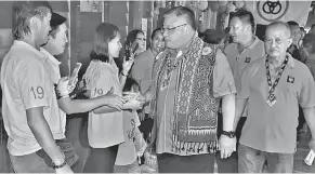  ??  ?? APA KHABAR?: Tiong (dua kanan) sambil diiringi Anthony (kanan) bersalaman dengan hadirin yang hadir ke Majlis Pemimpin Bersama Rakyat di Bawang Assan, Sibu, petang semalam.