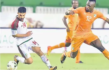  ??  ?? Morocco’s Mbark Boussoufa (left) vies with Ivory Coast’s Mohamed Fofana (right) during the FIFA World Cup 2018 Africa Group C qualifying football match between Ivory Coast and Morocco at the Felix Houphouet-Boigny stadium in Abidjan. — AFP photo