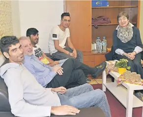  ?? FOTO: LB ?? Fühlen sich mittlerwei­le fast wie eine Familie (v.l.): Muhammad Farid, Klaus-Peter Plitzko, Zohaib Hussain, Shahid Hussain Ali und Marie-Theres Wenner.