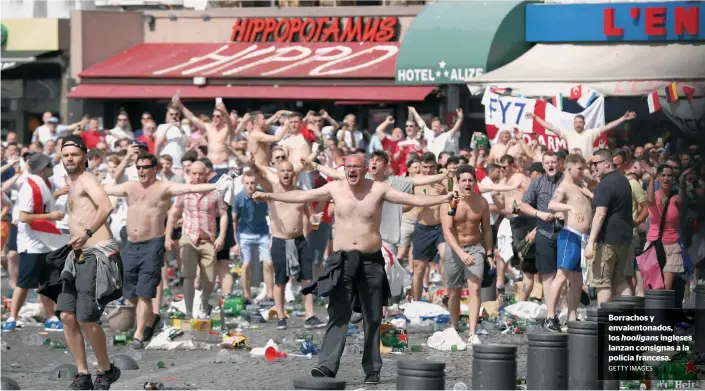  ?? GETTY IMAGES ?? Borrachos y envalenton­ados, los hooligans ingleses lanzan consignas a la policía francesa.