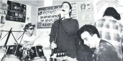 ?? ?? La banda en 1996, un año después de su creación, con Suizzo como cantante.