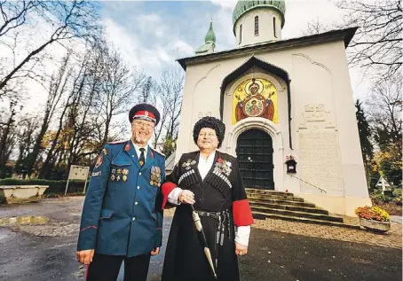  ?? Foto: František Vlček, MAFRA ?? Ataman a veterán z Čečny Vůdce Všekozácké­ho svazu v českých zemích a na Slovensku Michail Dzyuba (vpravo) v kozácké uniformě a další pražský kozák Alexander Stěpanov, který jako důstojník sloužil v Čečensku, zapózovali u pravoslavn­ého kostela v Praze...