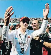  ?? AFP ?? Toda una vida Arriba, Paul Newman y su mujer, Joanne Woodward. El actor, celebrando una carrera en el 2007. Tomando una cerveza y en una foto de los años setenta