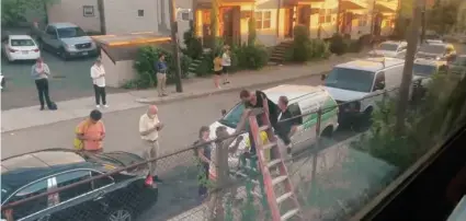  ?? LEO RUIZ ?? Commuter rail passengers climbed over a fence and left their train after a power issue stopped the locomotive on Monday.