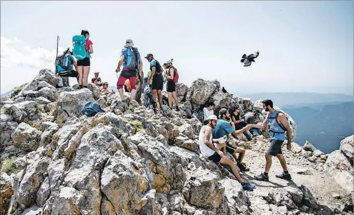  ?? PAU AGUILERA / ARCHIVO ?? Celebració­n a 2.506 metros. Alegría al finalizar el ascenso del Pedraforca, cima que en un solo día, el 4 de julio del 2020, acogió a 734 personas