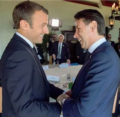  ??  ?? Primo incontro Emmanuel Macron, 40 anni, con Giuseppe Conte, 53, al G7 di Charlevoix (dal profilo Instagram del premier)