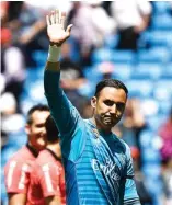  ?? PIERRE-PHILIPPE MARCOU/AFP PHOTO ?? OGAH CADANGAN: Keylor Navas membalas aplaus fans Real Madrid di Santiago Bernabeu (19/5).