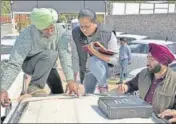  ?? HARSIMAR PAL SINGH/HT ?? Members of a forensic team at the crime spot in Ludhiana on Saturday.