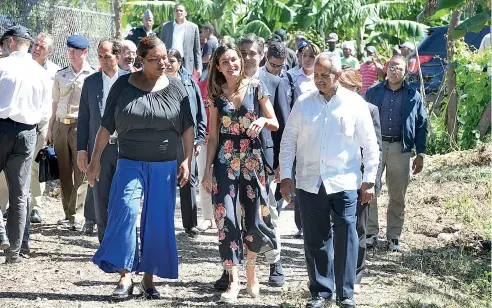  ?? JUAN TOMÁS VALENZUELA. ?? La reina Letizia de España conversa con Diana Céspedes y el ministro de Agricultur­a, Osmar Benítez, en Azua.