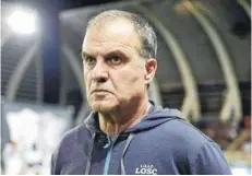  ??  ?? ► Bielsa, con la mirada perdida, como DT del Lille.