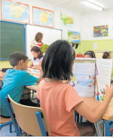  ?? D. S. ?? Una niña atiende las explicacio­nes de la maestra durante una clase.