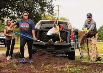  ?? Marie D. De Jesús/Staff photograph­er ?? Maria Hernandez, from left, Shaneka Jones, Jose Palacio and Jaime Gonzalez work on a patch of dirt for a butterfly garden on Nov. 4 at Burnett-Bayland Park in Houston’s Gulfton neighborho­od.