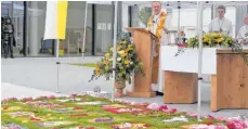  ?? FOTO: HELMUT VOITH ?? In Oberteurin­gen feiert Pfarrer Reinhard Hangst mit seiner Gemeinde Fronleichn­am am Haus am Teuringer.