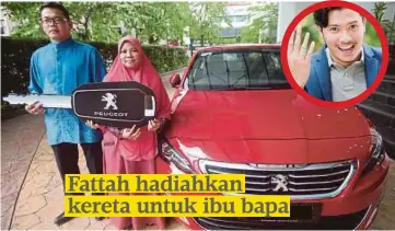  ??  ?? IBU dan bapa Fattah (gambar kecil), Azizah dan Mohd Amin bergambar bersama kereta Peugeot yang diterima pelakon tersebut.