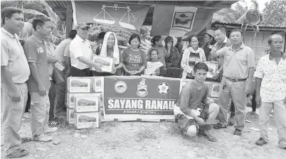  ??  ?? JOACHIM (tiga dari kiri) menyerahka­n sumbangan kepada penduduk sekitar DUN Kundasang.