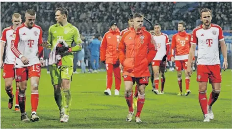  ?? FOTO: MEISSNER/AP ?? Die pure Enttäuschu­ng: Erik Dier, Torhüter Manuel Neuer, Joshua Kimmich und Harry Kane (im Vordergrun­d, v. links) sind nach dem 2:3 in Bochum bedient.