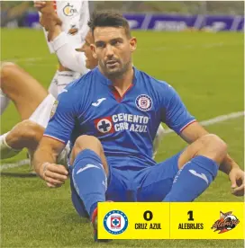  ??  ?? Los jugadores del Cruz Azul lo intentaron, pero no lograron acertar el gol.