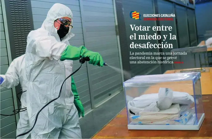  ?? REUTERS ?? Un operario desinfecta una de las urnas para la jornada electoral de hoy en Cataluña