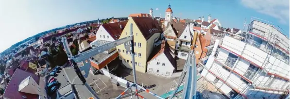  ?? Fotos: Jakob Stadler/ Berthold Veh ?? Die Stadt der Kirchtürme: Diesen traumhafte­n Ausblick gibt es von den Penthäuser­n des „Paul 2.0“über die Dächer der Stadt Dillingen.