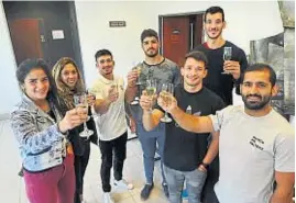  ??  ?? SALUD. Copas en alto y muchas sonrisas en nuestros deportista­s olímpicos.